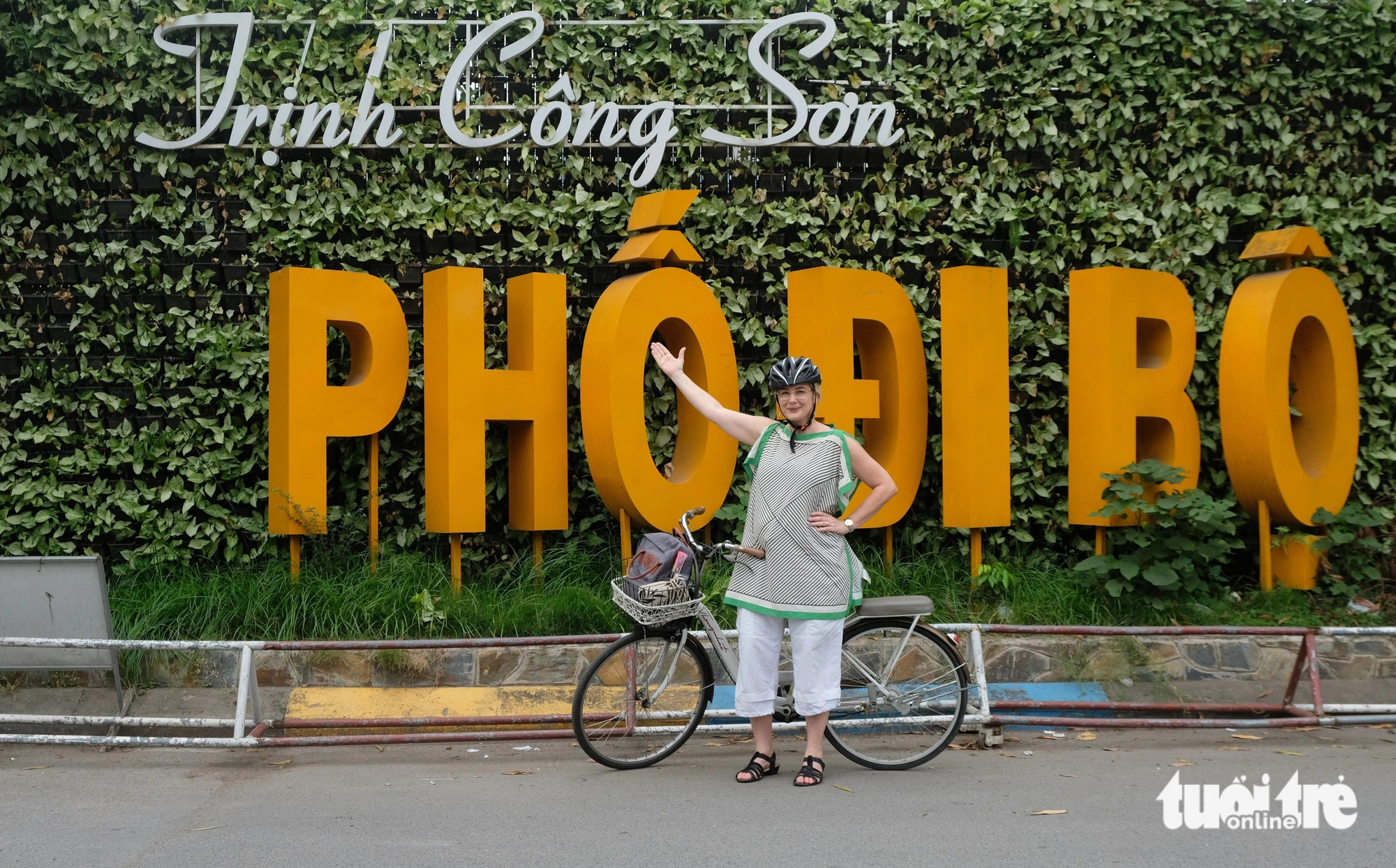 Đại sứ Thụy Điển Ann Mawe chụp ảnh trên phố đi bộ Trịnh Công Sơn Đại sứ Thụy Điển Ann Mawe chụp ảnh trên phố đi bộ Trịnh Công Sơn - Ảnh: ĐẬU DUNG