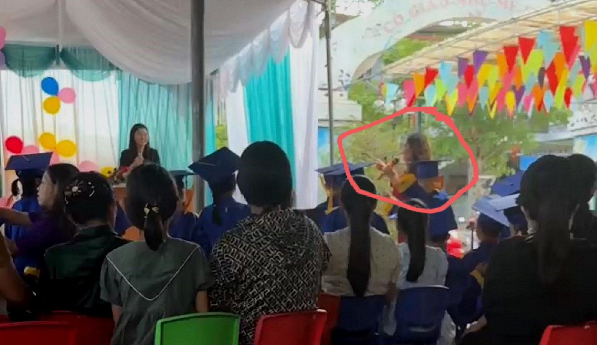 Trưởng hội phụ huynh nói về khuất tất xã hội hóa, hiệu trưởng giật micro chỉ mặt ngăn cản- Ảnh 2. Khi lên tới sát sân khấu, tay bà Chung vẫn chỉ vào mặt của hội trưởng hội phụ huynh - Ảnh cắt từ clip của phụ huynh