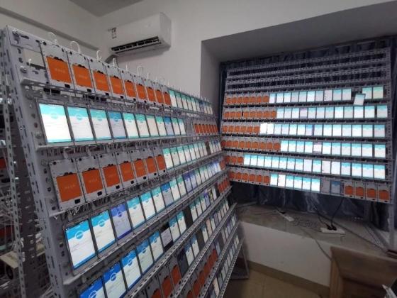 Theo dõi 4 người sử dụng cùng lúc 1.835 điện thoại hoạt động ngày đêm, cảnh sát phát hiện hành vi bất thường trong căn phòng mở điều hoà 24/7 - Ảnh 2. Theo dõi 4 người sử dụng cùng lúc 1.835 điện thoại hoạt động ngày đêm, cảnh sát phát hiện hành vi bất thường trong căn phòng mở điều hoà 24/7 - Ảnh 2.