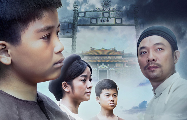 Hình ảnh bốn thành viên trong gia đình của cậu bé Nguyễn Sinh Cung trên poster phim Vầng trăng thơ ấu - Ảnh: ĐPCC Hình ảnh bốn thành viên trong gia đình của cậu bé Nguyễn Sinh Cung trên poster phim Vầng trăng thơ ấu - Ảnh: ĐPCC