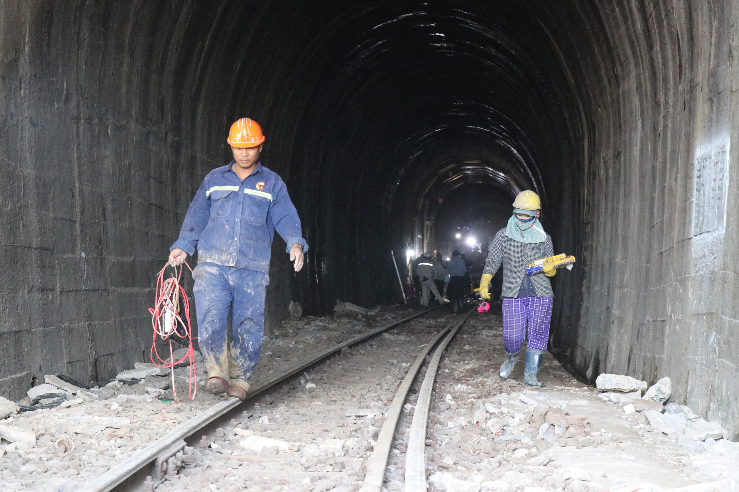 Chuyến tàu đầu tiên qua hầm đường sắt đèo Cả sau sự cố sạt lở- Ảnh 3. Chuyến tàu đầu tiên qua hầm đường sắt đèo Cả sau sự cố sạt lở- Ảnh 3.