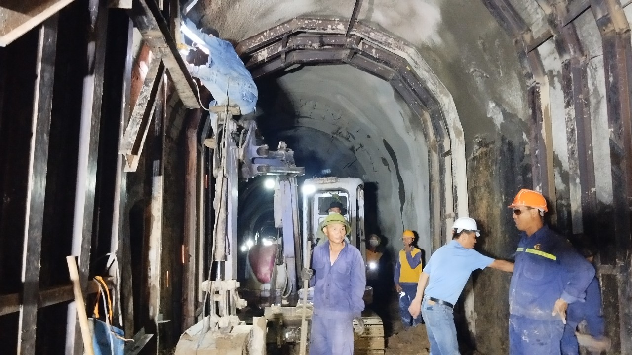 Chuyến tàu đầu tiên qua hầm đường sắt đèo Cả sau sự cố sạt lở- Ảnh 4. Chuyến tàu đầu tiên qua hầm đường sắt đèo Cả sau sự cố sạt lở- Ảnh 4.