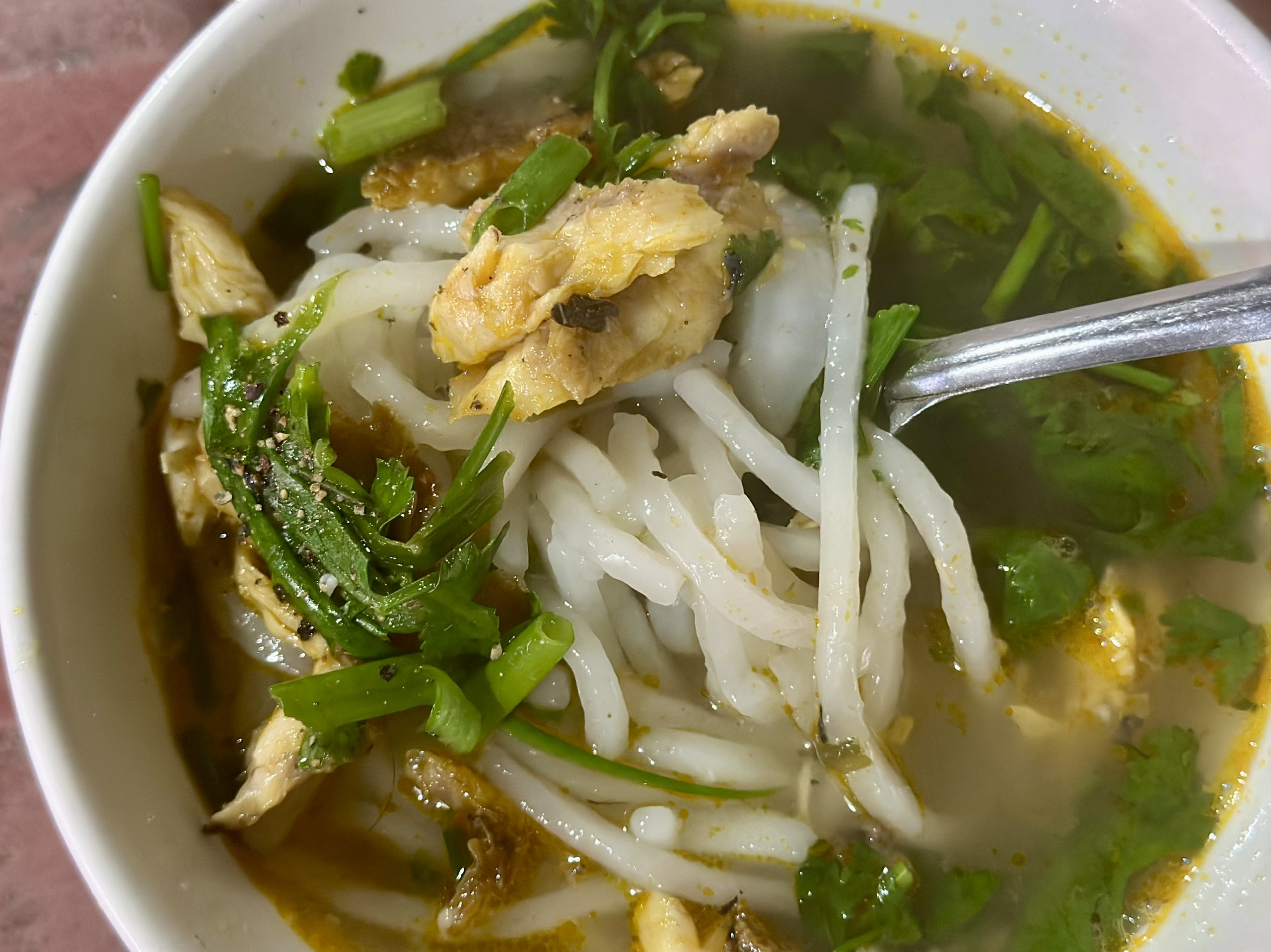 Có gì trong tô bánh canh 10.000 đồng ở Huế?- Ảnh 6. Có gì trong tô bánh canh 10.000 đồng ở Huế?- Ảnh 6.