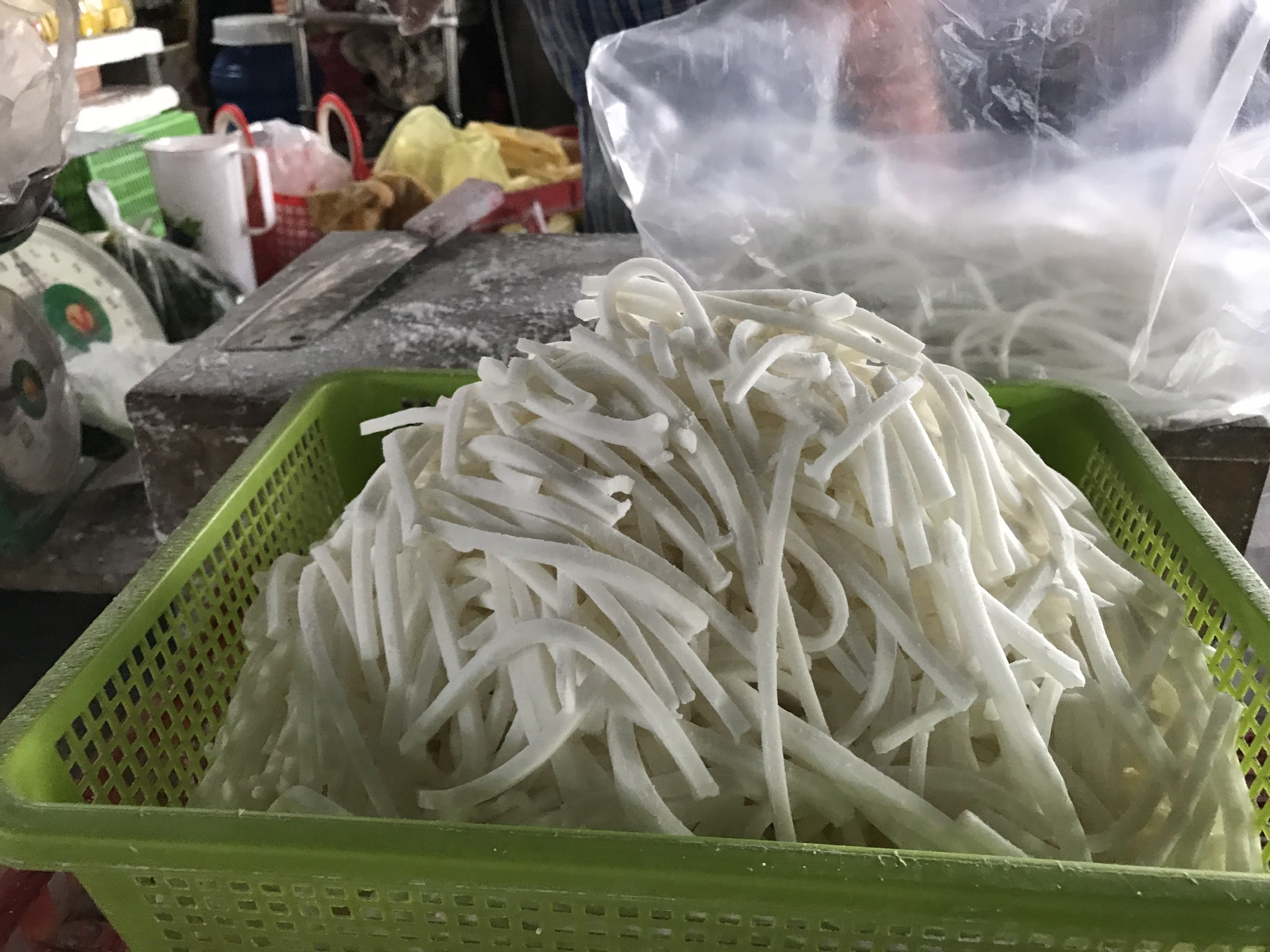 Có gì trong tô bánh canh 10.000 đồng ở Huế?- Ảnh 5. Có gì trong tô bánh canh 10.000 đồng ở Huế?- Ảnh 5.