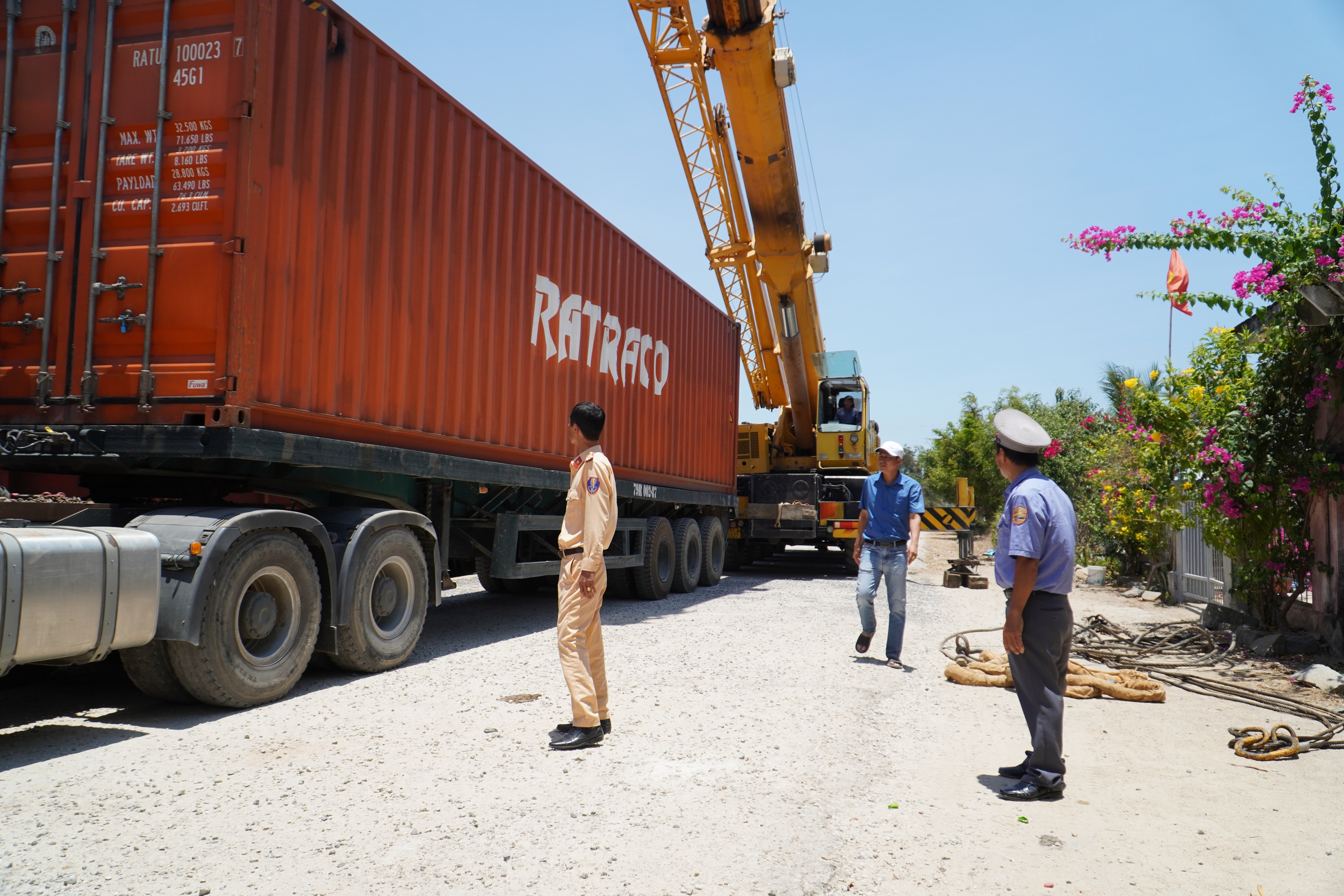 Khách hàng được miễn phí trung chuyển hàng hóa qua hầm đường sắt sạt lở- Ảnh 6. Khách hàng được miễn phí trung chuyển hàng hóa qua hầm đường sắt sạt lở- Ảnh 6.