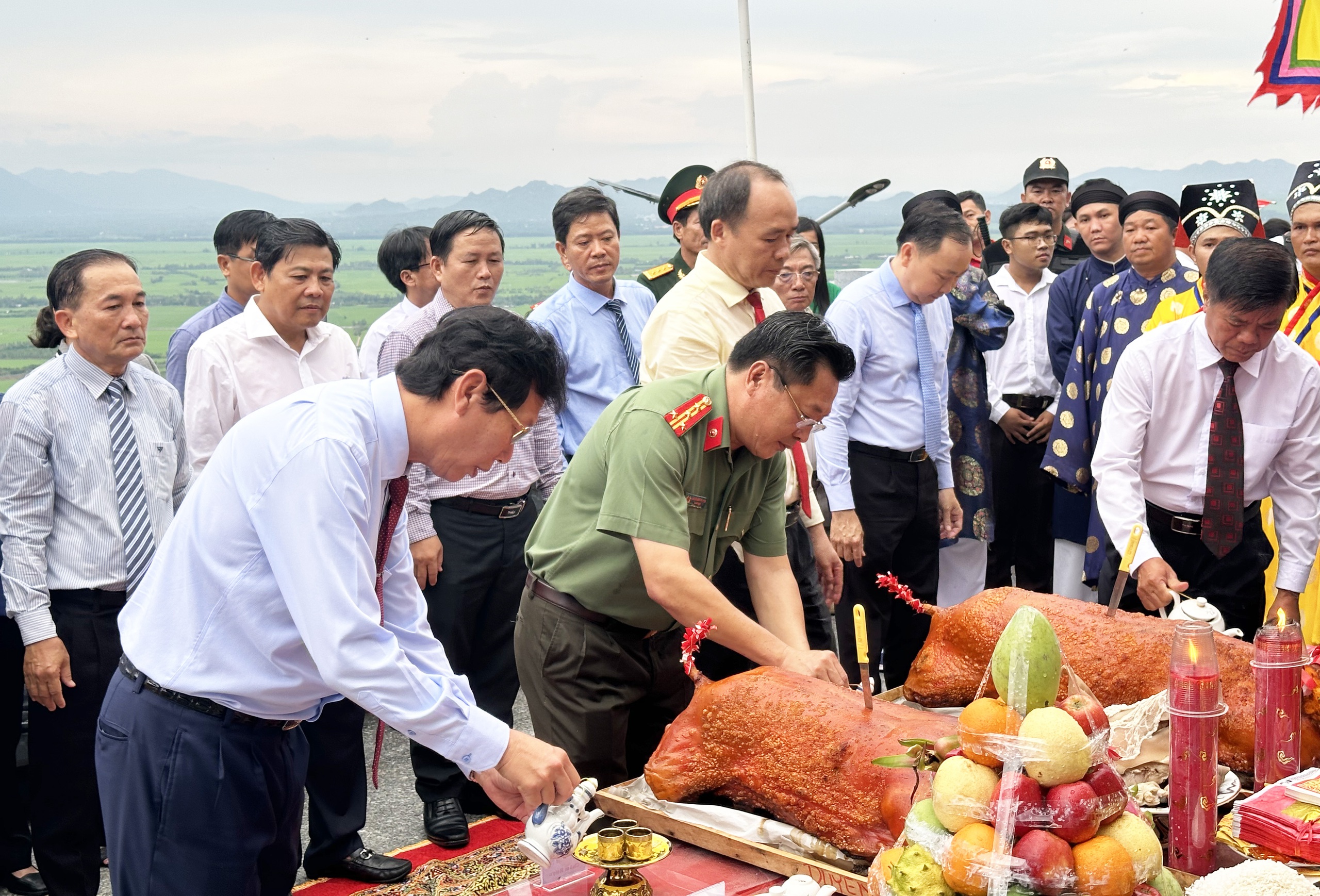Độc đáo lễ phục hiện rước Bà Chúa xứ Núi Sam ở Châu Đốc- Ảnh 10. Độc đáo lễ phục hiện rước Bà Chúa xứ Núi Sam ở Châu Đốc- Ảnh 10.
