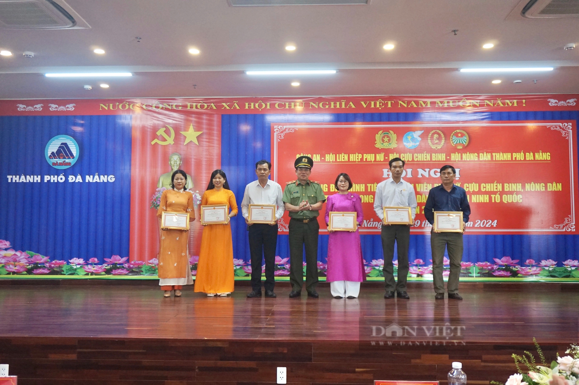 Đà Nẵng: Biểu dương các tập thể, cá nhân điển hình trong phong trào Toàn dân bảo vệ an ninh Tổ quốc - Ảnh 6. Đà Nẵng: Biểu dương các tập thể, cá nhân điển hình trong phong trào Toàn dân bảo vệ an ninh Tổ quốc - Ảnh 6.