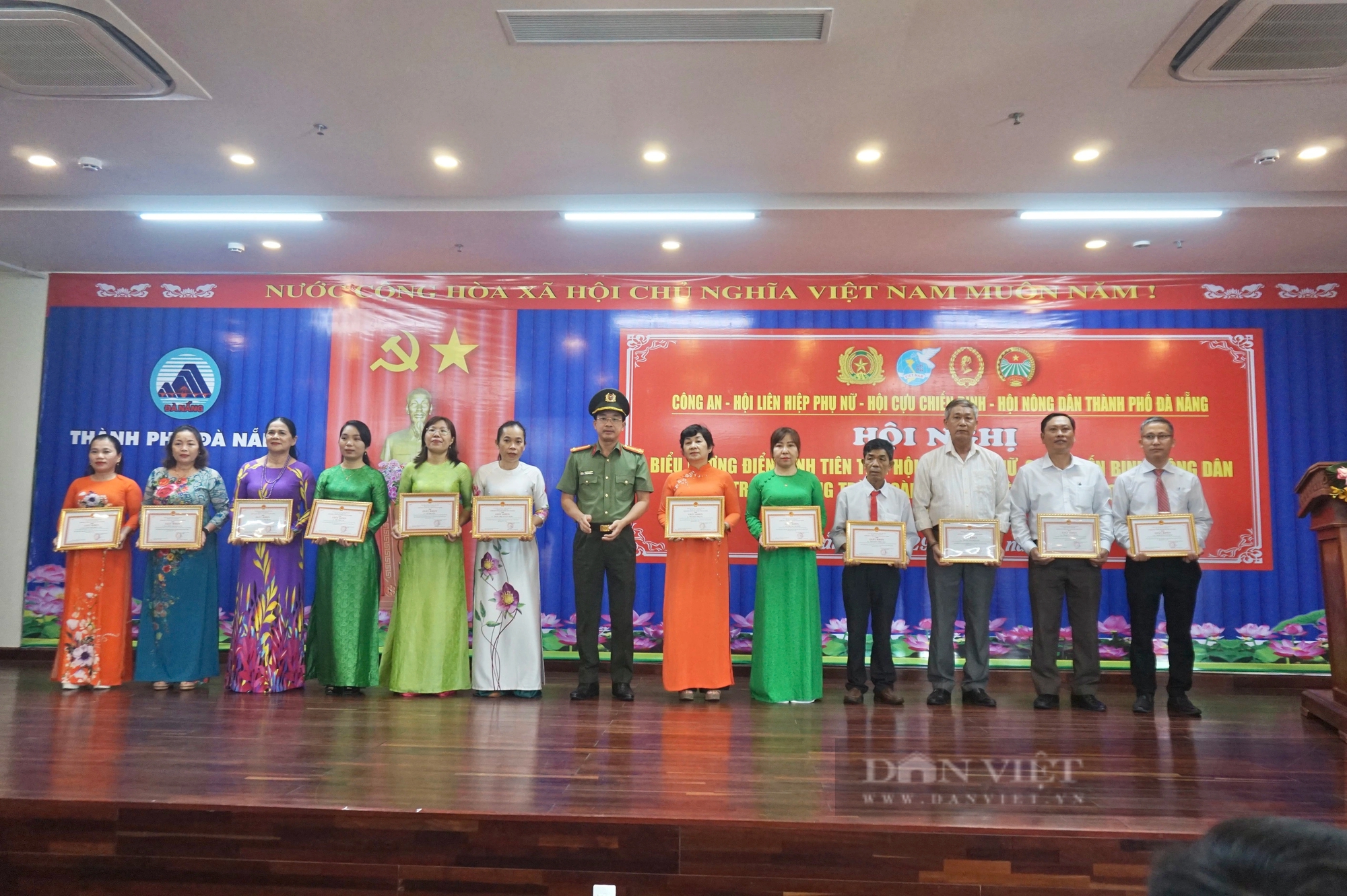 Đà Nẵng: Biểu dương các tập thể, cá nhân điển hình trong phong trào Toàn dân bảo vệ an ninh Tổ quốc - Ảnh 7. Đà Nẵng: Biểu dương các tập thể, cá nhân điển hình trong phong trào Toàn dân bảo vệ an ninh Tổ quốc - Ảnh 7.