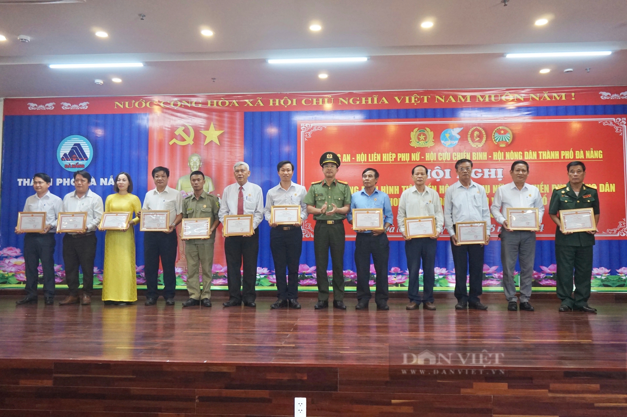 Đà Nẵng: Biểu dương các tập thể, cá nhân điển hình trong phong trào Toàn dân bảo vệ an ninh Tổ quốc - Ảnh 8. Đà Nẵng: Biểu dương các tập thể, cá nhân điển hình trong phong trào Toàn dân bảo vệ an ninh Tổ quốc - Ảnh 8.