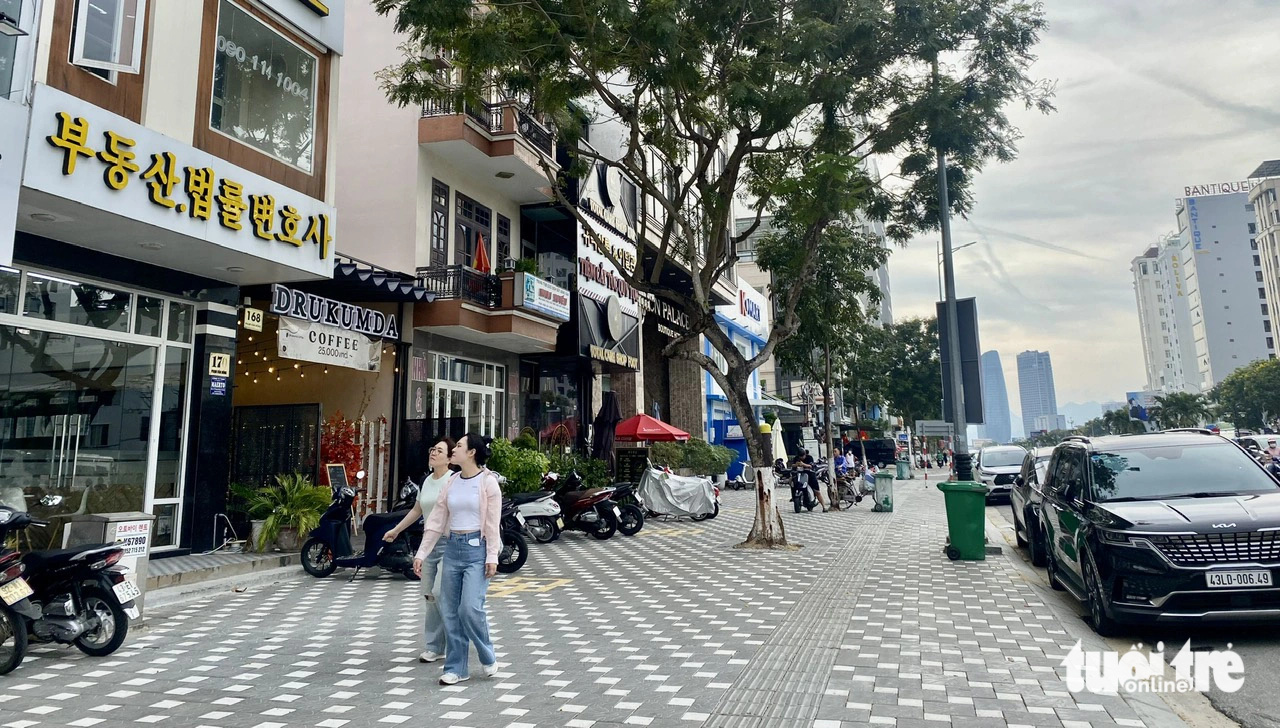 Mới mẻ trên những con đường du lịch của Đà Nẵng- Ảnh 3. Vỉa hè các tuyến đường du lịch nổi bật với cách lát gạch mới - Ảnh: TRƯỜNG TRUNG
