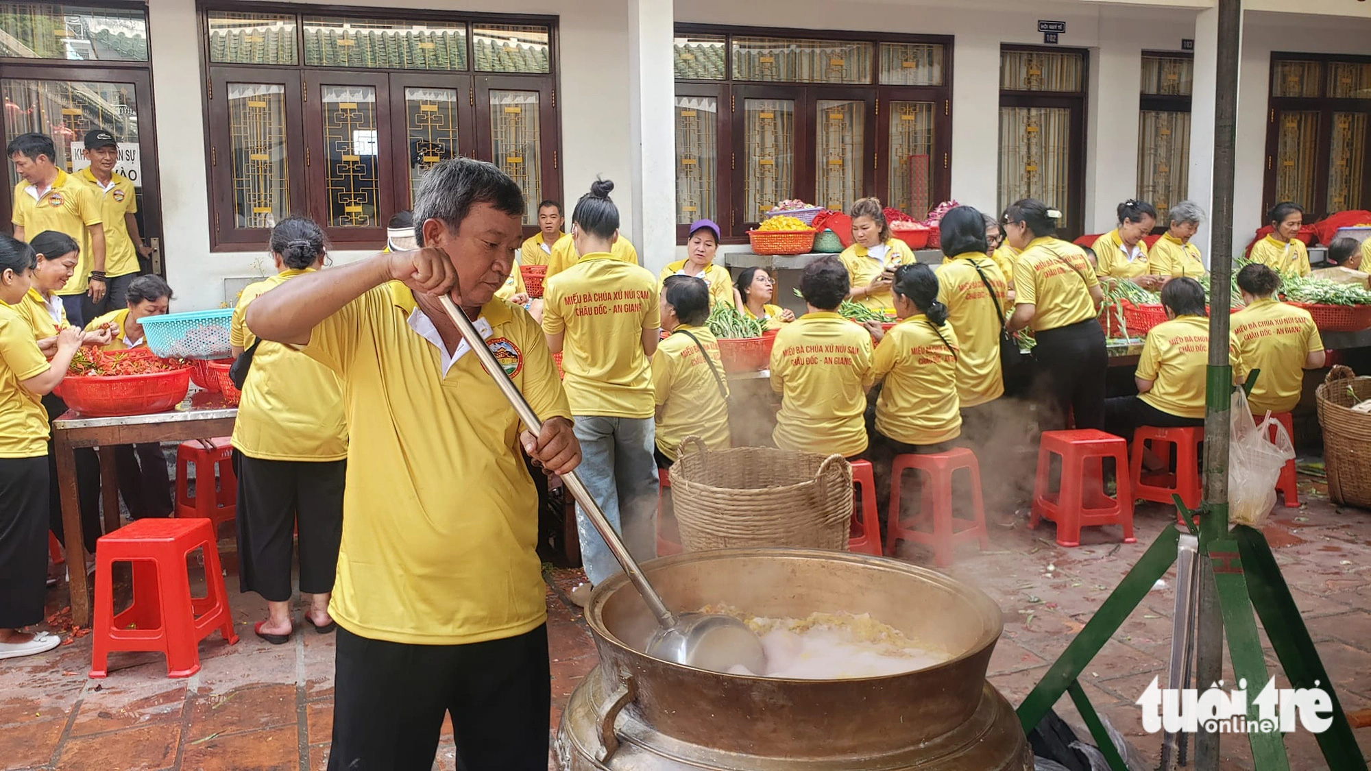 Nấu 9 loài hoa cho lễ tắm Bà Chúa Xứ núi Sam- Ảnh 2. Bỏ hoa vào nước để nấu - Ảnh: CHÍ HẠNH