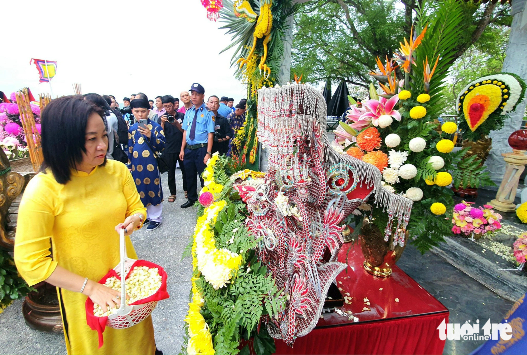 Nấu 9 loài hoa cho lễ tắm Bà Chúa Xứ núi Sam- Ảnh 4. Điểm rước bà trên núi Sam - Ảnh: CHÍ HẠNH