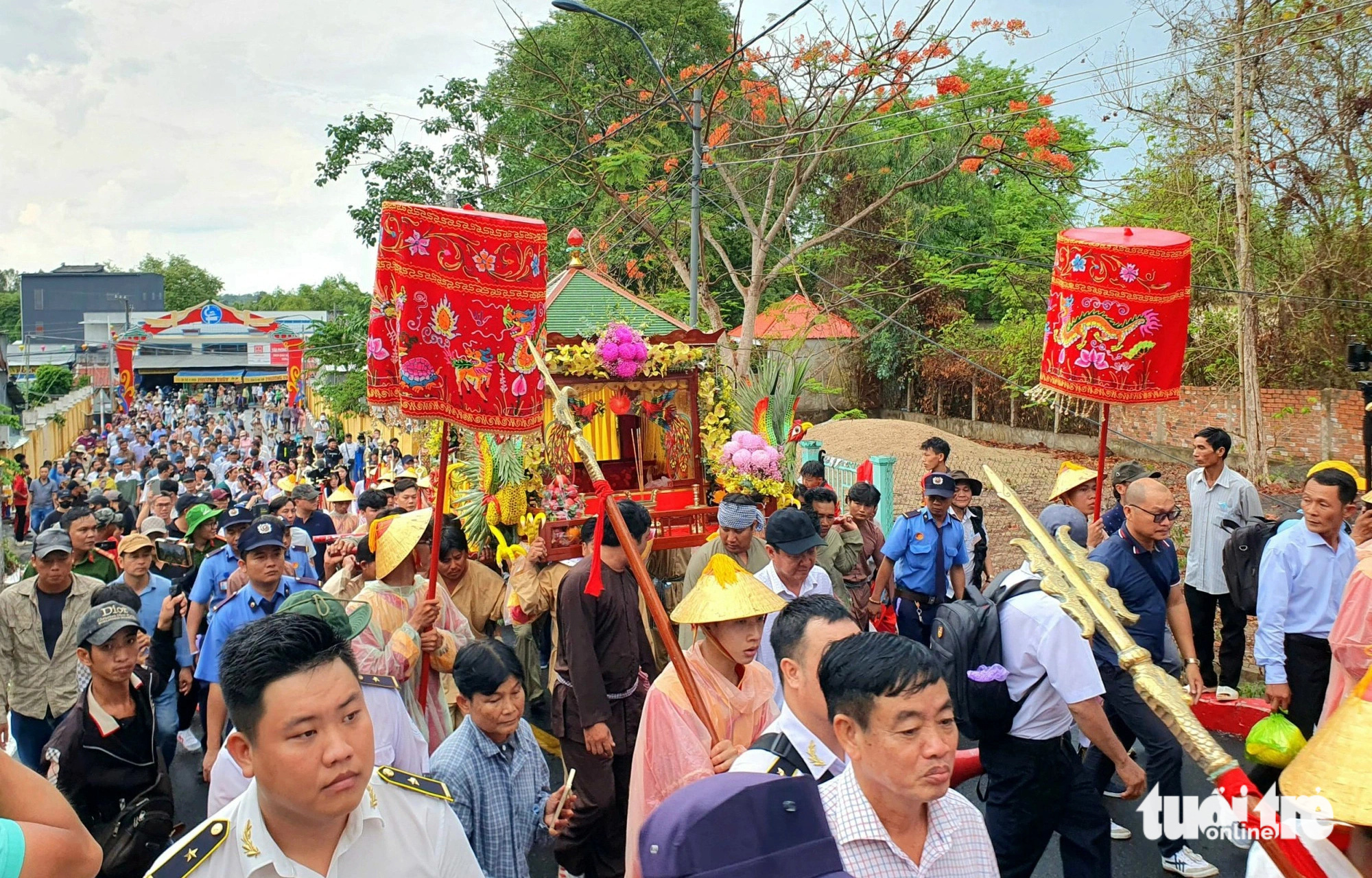 Nấu 9 loài hoa cho lễ tắm Bà Chúa Xứ núi Sam- Ảnh 7. Hành trình đưa Bà xuống núi - Ảnh: CHÍ HẠNH