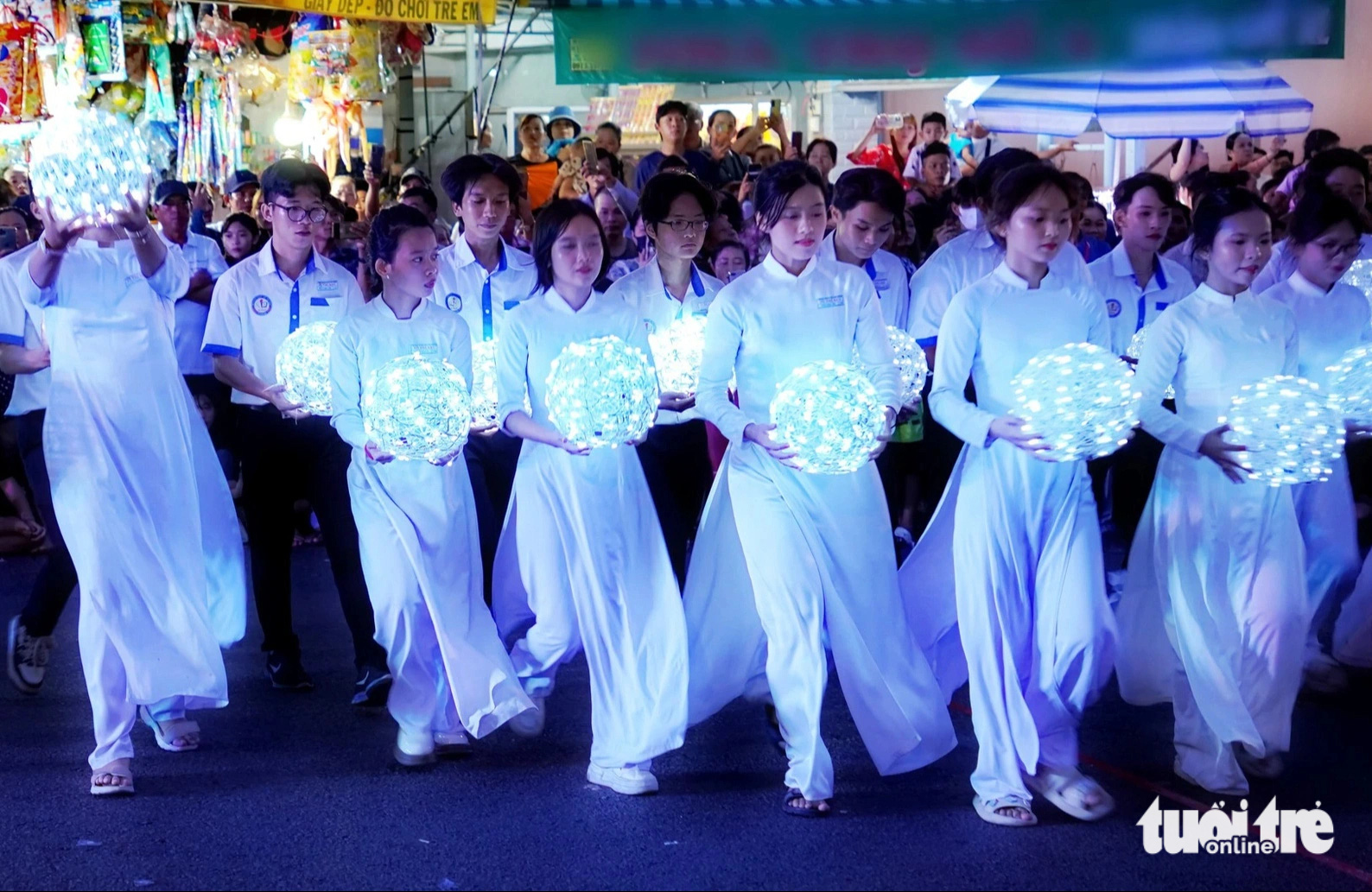 Nấu 9 loài hoa cho lễ tắm Bà Chúa Xứ núi Sam- Ảnh 8. Những cô gái được chọn tham gia lễ hội Vía Bà Chúa Xứ núi Sam 2024 - Ảnh: CHÍ HẠNH