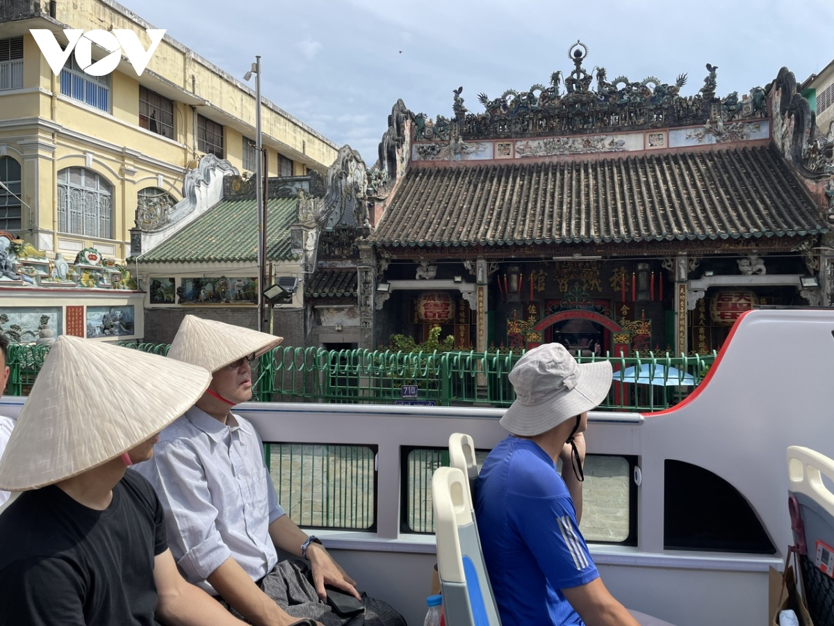 trải nghiệm văn hóa việt hoa giữa lòng tp.hcm trên xe buýt 2 tầng hình ảnh 3 trai nghiem van hoa viet hoa giua long tp.hcm tren xe buyt 2 tang hinh anh 3