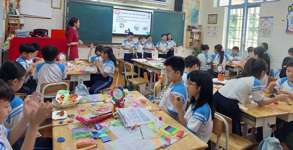 TP.HCM hỗ trợ 30-50 triệu đồng/năm cho giáo viên mỹ thuật, âm nhạc, tin học, tiếng Anh?- Ảnh 2. TP.HCM hỗ trợ 30-50 triệu đồng/năm cho giáo viên mỹ thuật, âm nhạc, tin học, tiếng Anh?- Ảnh 2.