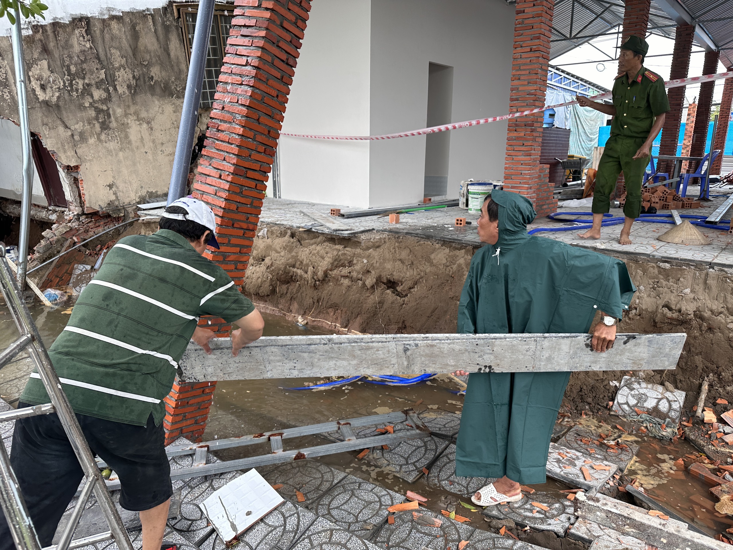 Cần Thơ: Sạt lở bờ sông nghiêm trọng làm hư hỏng 10 căn nhà- Ảnh 3. Cần Thơ: Sạt lở bờ sông nghiêm trọng làm hư hỏng 10 căn nhà- Ảnh 3.