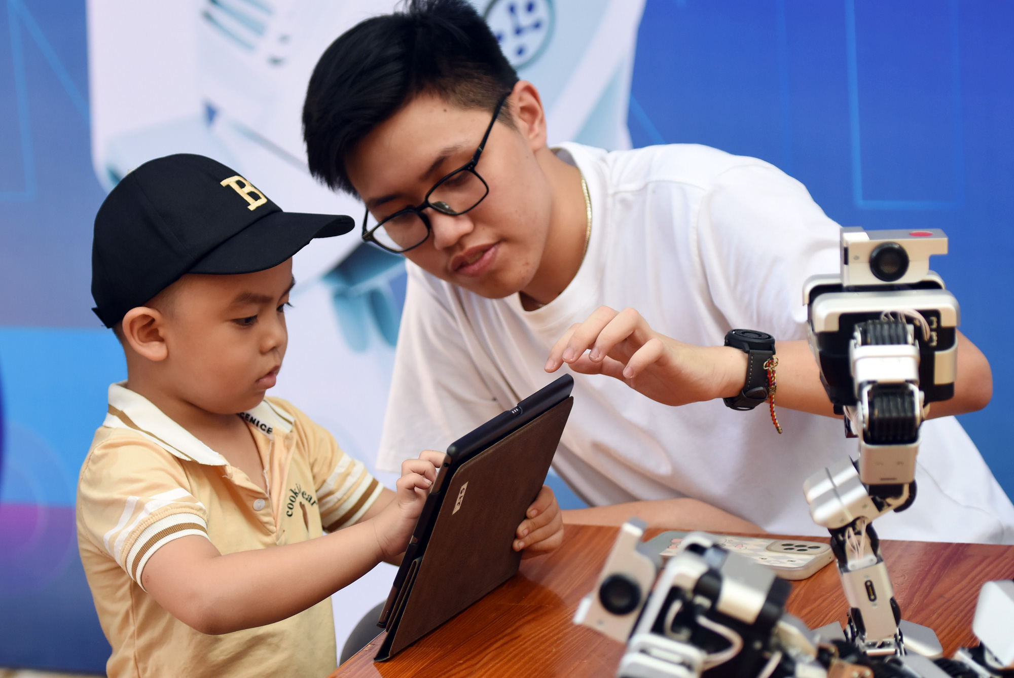 Hoạt động hè hướng về bảo vệ trẻ em- Ảnh 2. Điểm nổi bật năm nay trong hoạt động hè là đội hình an toàn thông tin trên không gian mạng, bảo vệ trẻ em. Trong ảnh: Trẻ em tham gia hoạt động STEM tại Trường song ngữ Lạc Hồng tại TP Biên Hòa, Đồng Nai - Ảnh: A LỘC