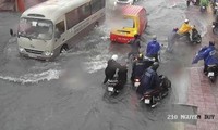 Mưa lớn giờ tan tầm, nhiều tuyến đường ở TPHCM ngập nặng