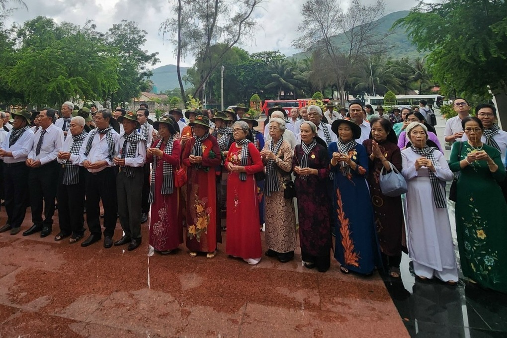 Đoàn khách đặc biệt về Côn Đảo tái hiện những màn tra tấn chày vồ, ma trắc - 2 Đoàn khách đặc biệt về Côn Đảo tái hiện những màn tra tấn chày vồ, ma trắc - 2