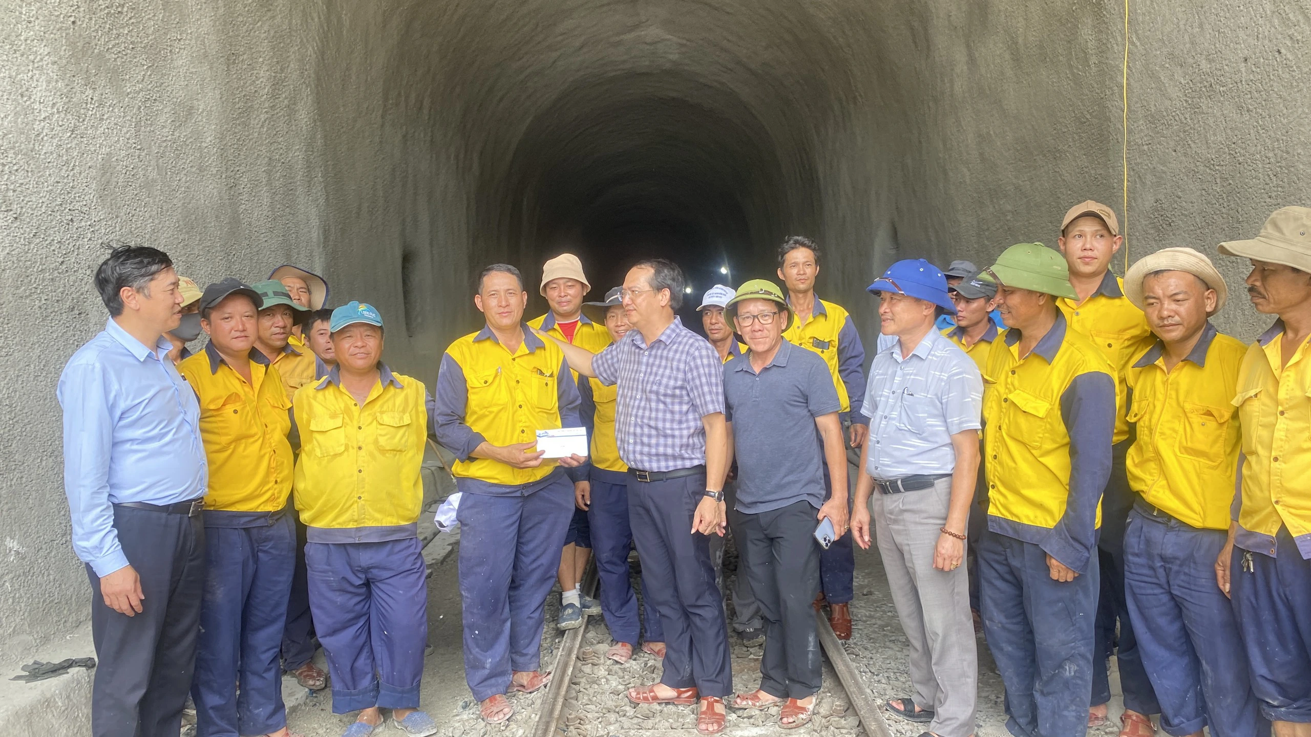 Vỡ òa thời khắc thông hầm Chí Thạnh sau 10 ngày sạt lở- Ảnh 2. Vỡ òa thời khắc thông hầm Chí Thạnh sau 10 ngày sạt lở- Ảnh 2.