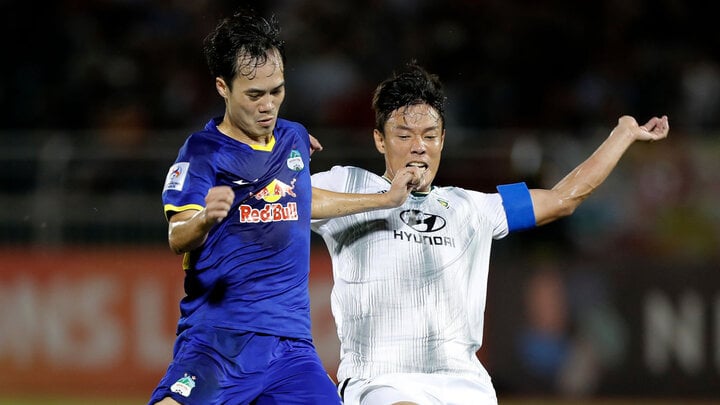 Văn Toàn gây ấn tượng với HLV Kim Sang-sik trong trận đấu với Jeonbuk. (Ảnh: Getty Images)