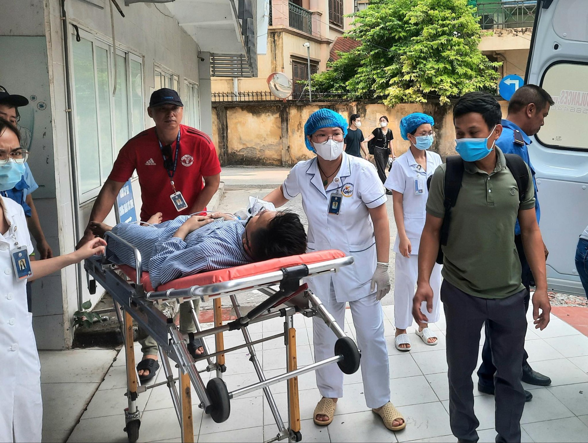 3 bệnh nhân trong vụ cháy nhà trọ chuyển lên BV Bạch Mai, 1 người được đưa thẳng lên phòng ICU- Ảnh 3. 3 bệnh nhân trong vụ cháy nhà trọ chuyển lên BV Bạch Mai, 1 người được đưa thẳng lên phòng ICU- Ảnh 3.