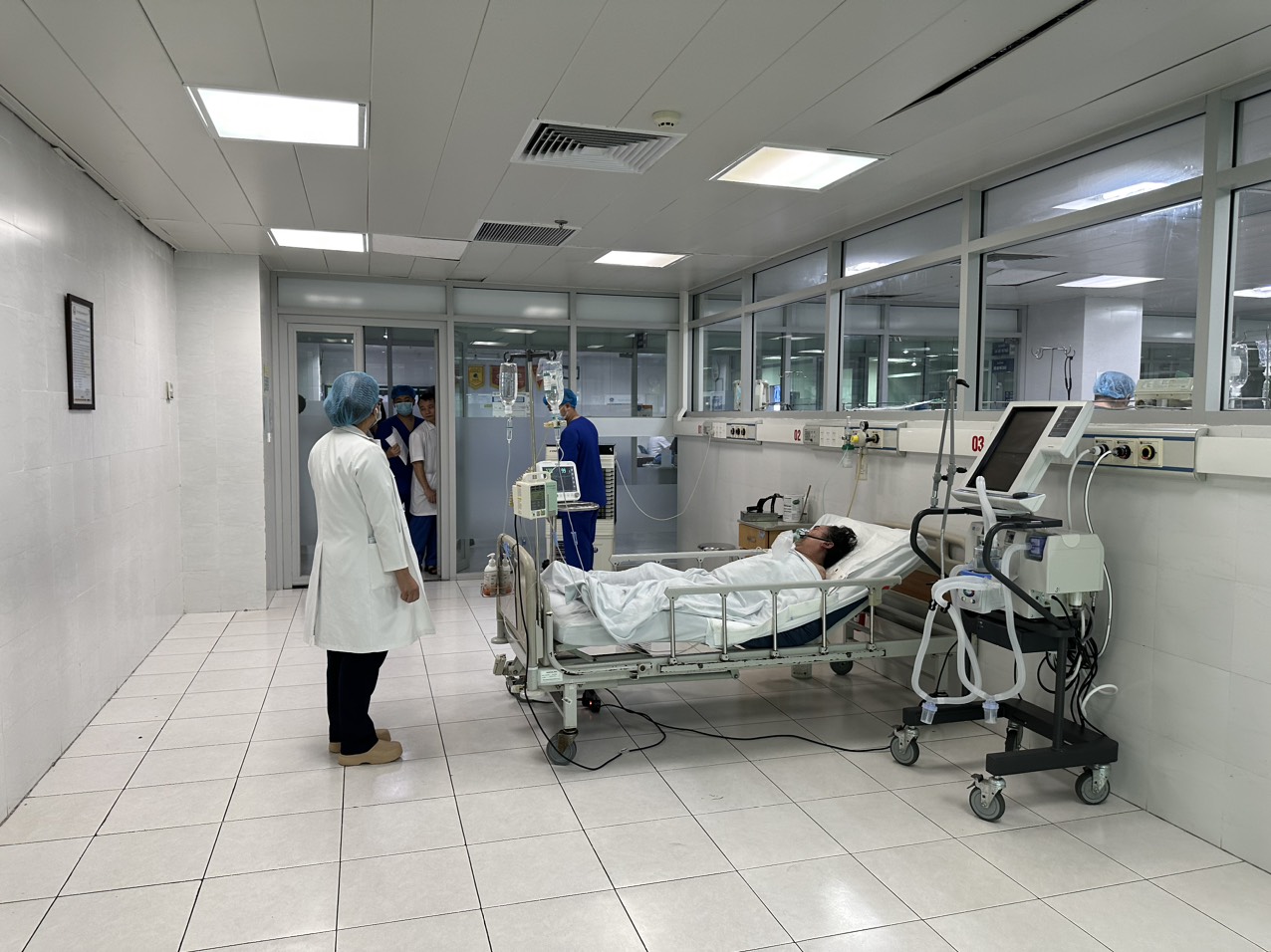 3 bệnh nhân trong vụ cháy nhà trọ chuyển lên BV Bạch Mai, 1 người được đưa thẳng lên phòng ICU- Ảnh 2. 3 bệnh nhân trong vụ cháy nhà trọ chuyển lên BV Bạch Mai, 1 người được đưa thẳng lên phòng ICU- Ảnh 2.