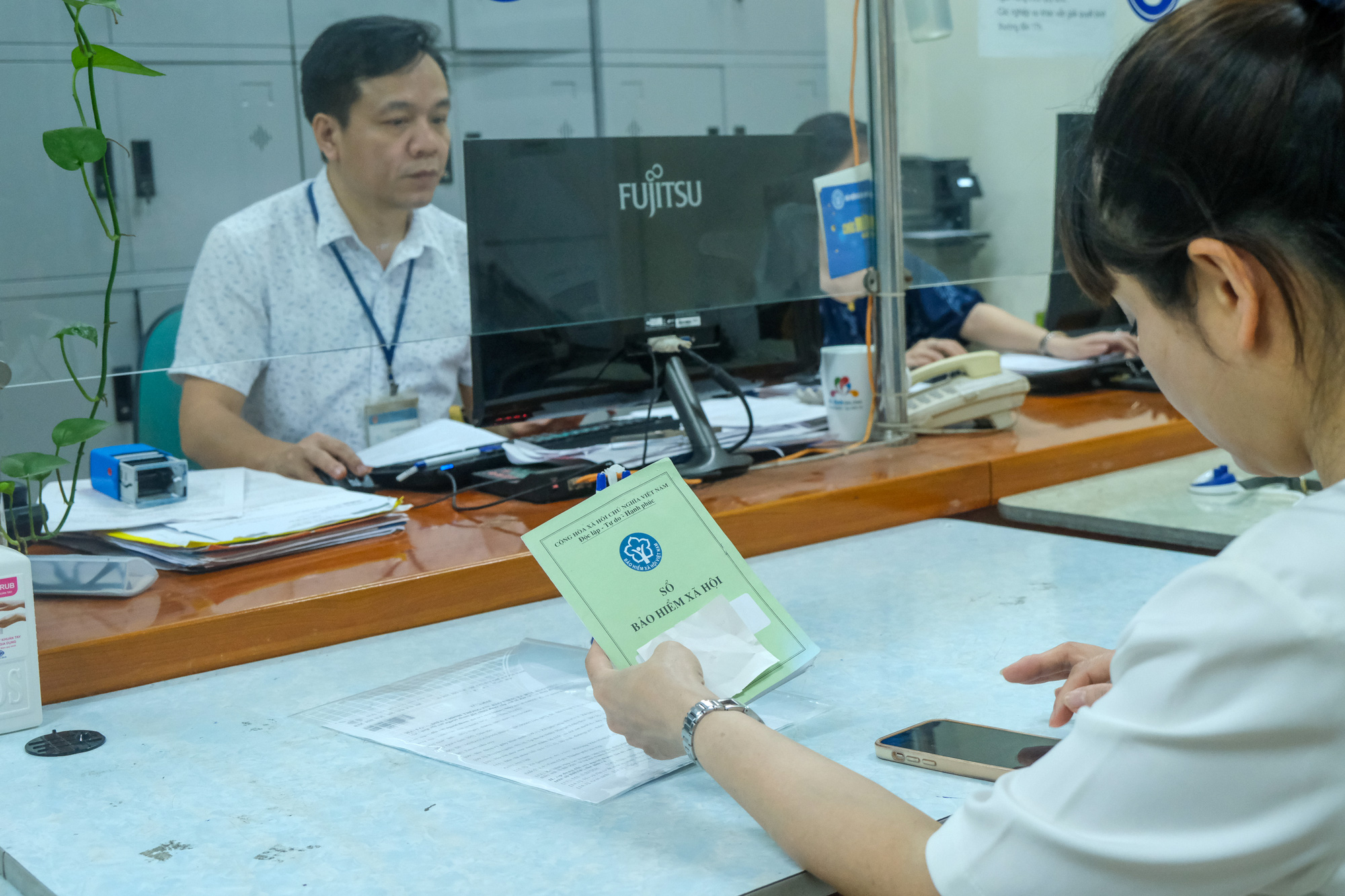 Người lao động làm thủ tục tại Bảo hiểm xã hội quận Hai Bà Trưng, Hà Nội - Ảnh: HÀ QUÂN Người lao động làm thủ tục tại Bảo hiểm xã hội quận Hai Bà Trưng, Hà Nội - Ảnh minh họa: HÀ QUÂN