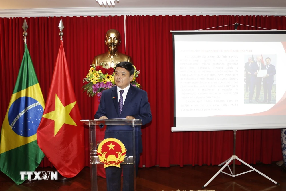 Đại sứ Bùi Văn Nghị phát biểu tại Sự kiện Gặp gỡ Hữu nghị Việt Nam/Brazil. (Ảnh: TTXVN phát)