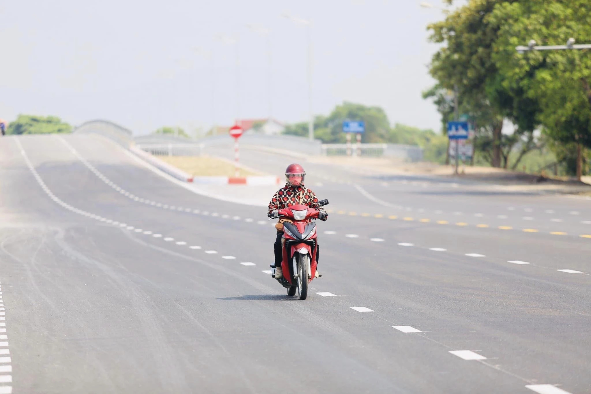 38 địa phương ghi nhận nhiệt độ trên 40 độ C- Ảnh 1. Nắng nóng kỷ lục năm 2024: 38 địa phương trên 40 độ C