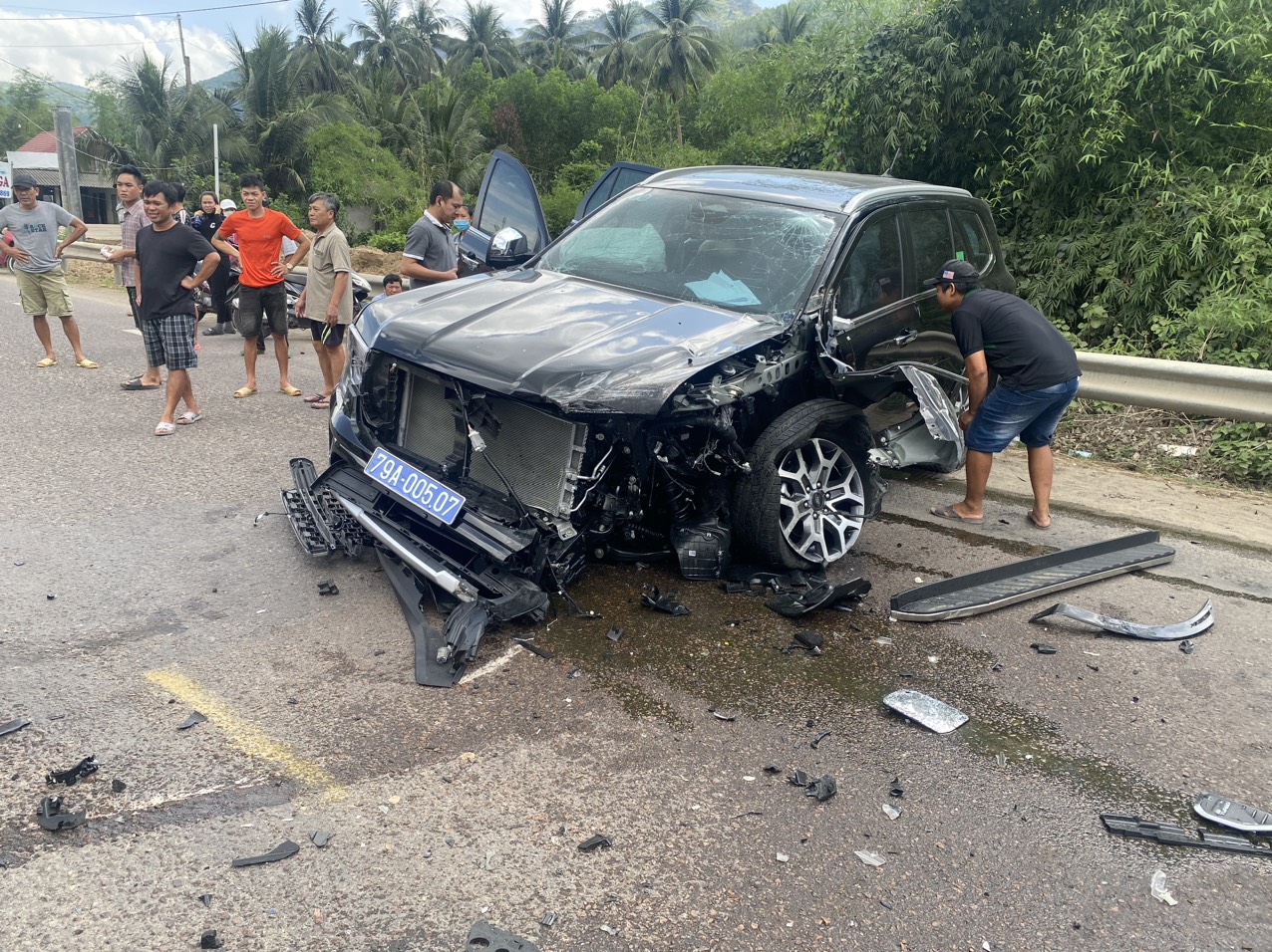 4 cán bộ Sở Tư pháp Khánh Hòa bị thương do tai nạn giao thông tại Phú Yên- Ảnh 1. Ô tô con bị hư hỏng nặng sau tai nạn giao thông trên QL1A