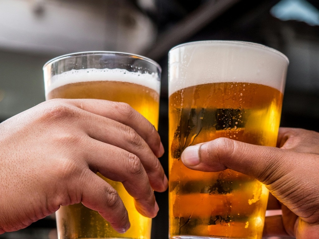 Những người bị gan nhiễm mỡ cần tránh rượu bia vì sẽ khiến tình hình sức khỏe gan tệ hơn