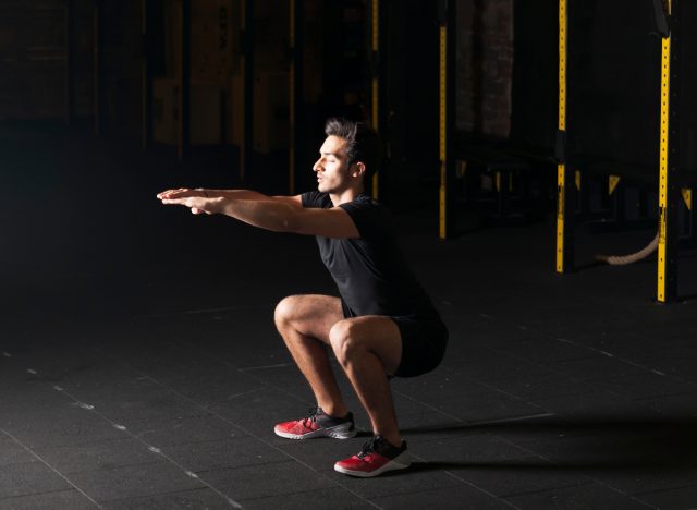 5 bài tập giữ dáng tốt nhất cho nam giới- Ảnh 2. người đàn ông cơ bắp tập squat trên không