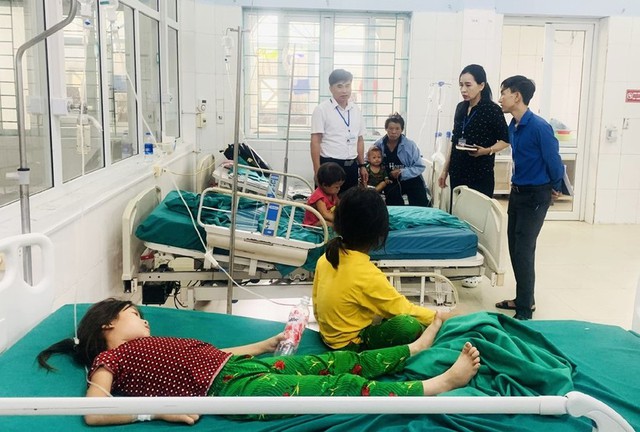 8 người trong một gia đình nhập viện nghi do ăn phải nấm độc - Ảnh 2. 8 người trong một gia đình nhập viện nghi do ăn phải nấm độc - Ảnh 2.