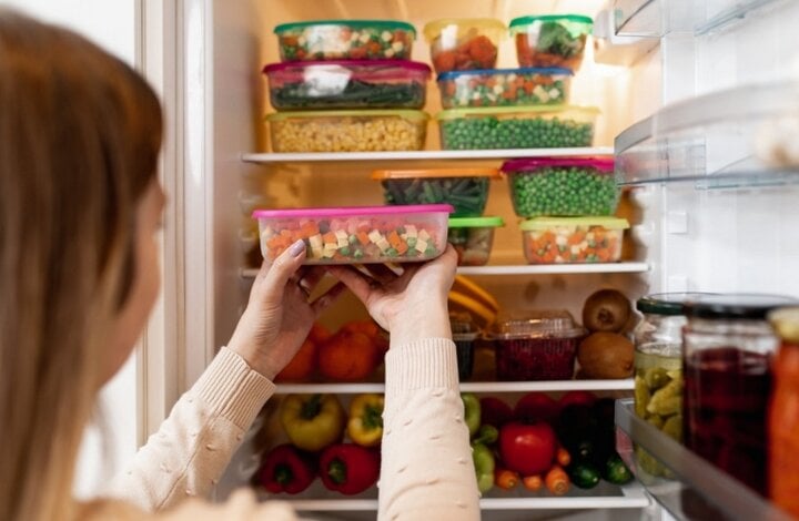 Không vệ sinh thực phẩm trước khi cho vào tủ dễ khiến vi khuẩn sinh sôi, tăng nguy cơ mắc bệnh đường ruột. (Ảnh minh hoạ)