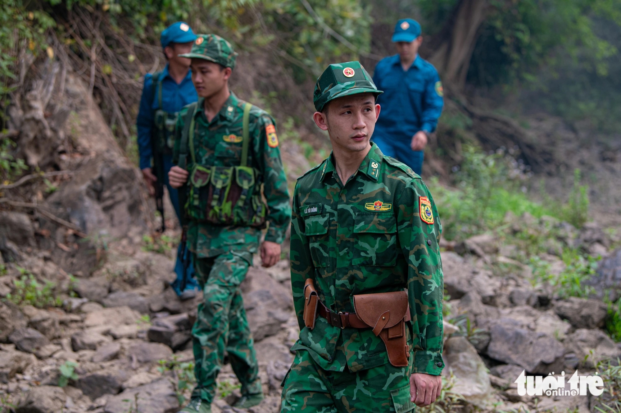 Trung úy Lò Văn Đông dẫn đầu cùng đồng đội làm nhiệm vụ tuần tra khu vực biên giới - Ảnh: NAM TRẦN