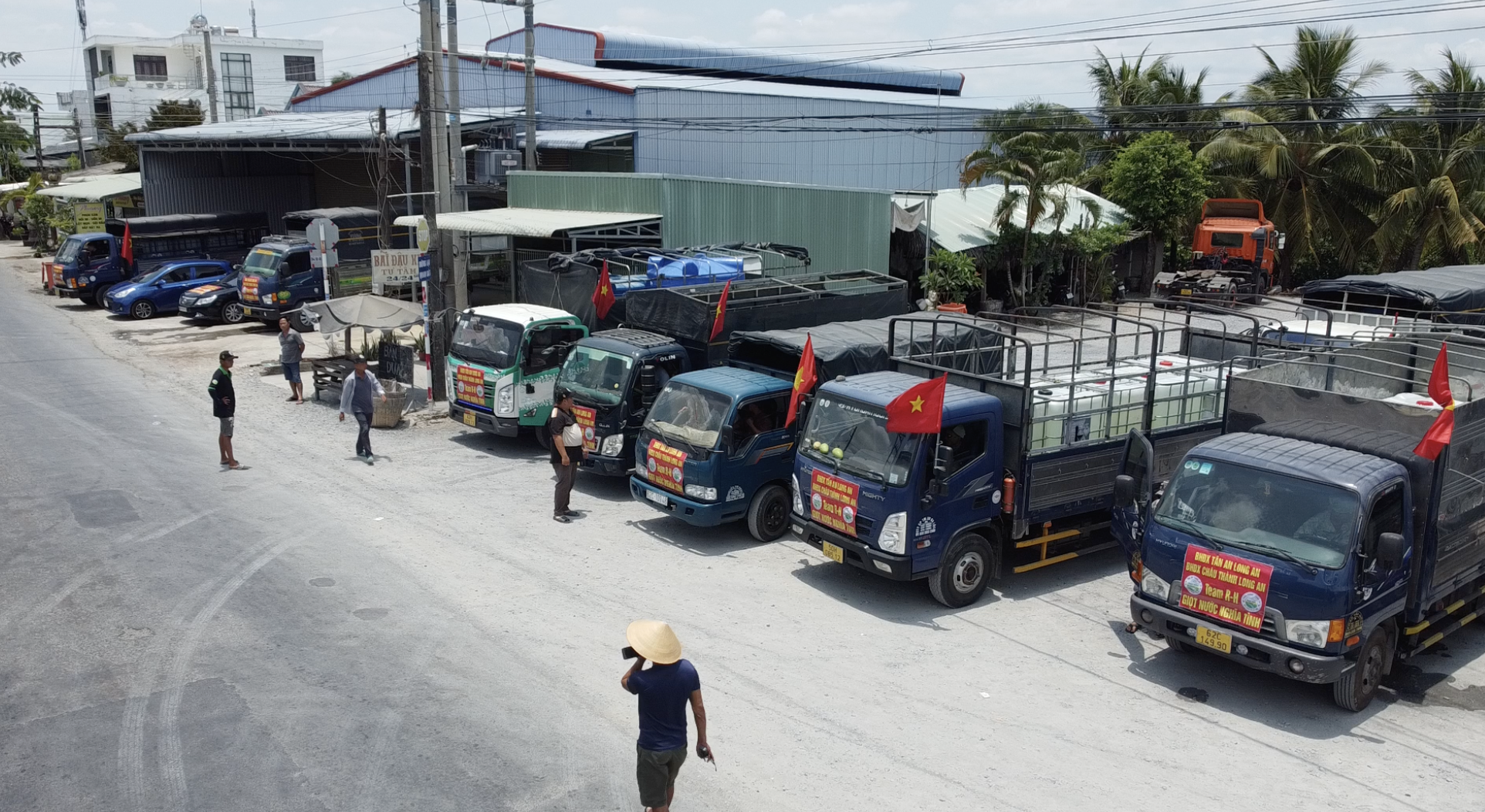 Qua 2 mùa hạn mặn, việc tổ chức, vận hành các chuyến đưa nước ngọt đến vùng khó khăn của nhóm ngày càng trơn tru hơn - Ảnh: SƠN LÂM