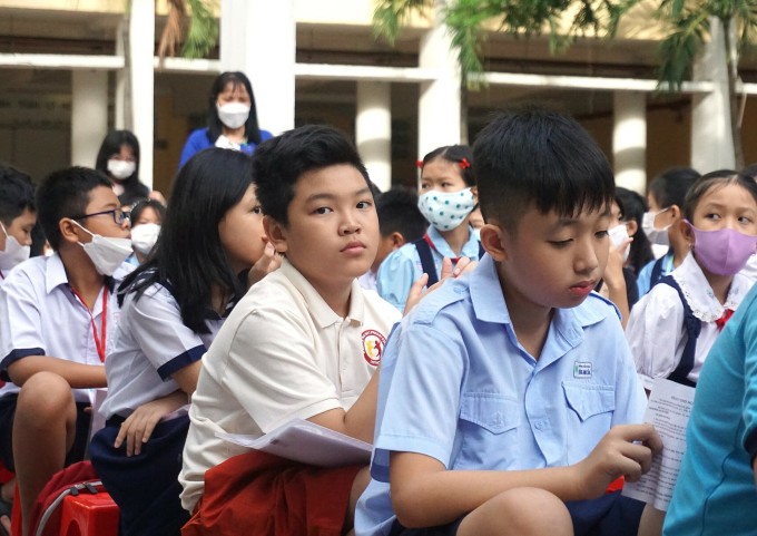Học sinh nghe phổ biến quy chế khảo sát vào lớp 6 trường THPT chuyên Trần Đại Nghĩa, tháng 7/2023. Ảnh: Lệ Nguyễn