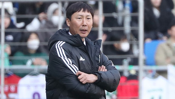 HLV Kim Sang-sik dẫn dắt Jeonbuk trong một trận đấu năm 2023. Ảnh: Yonhap