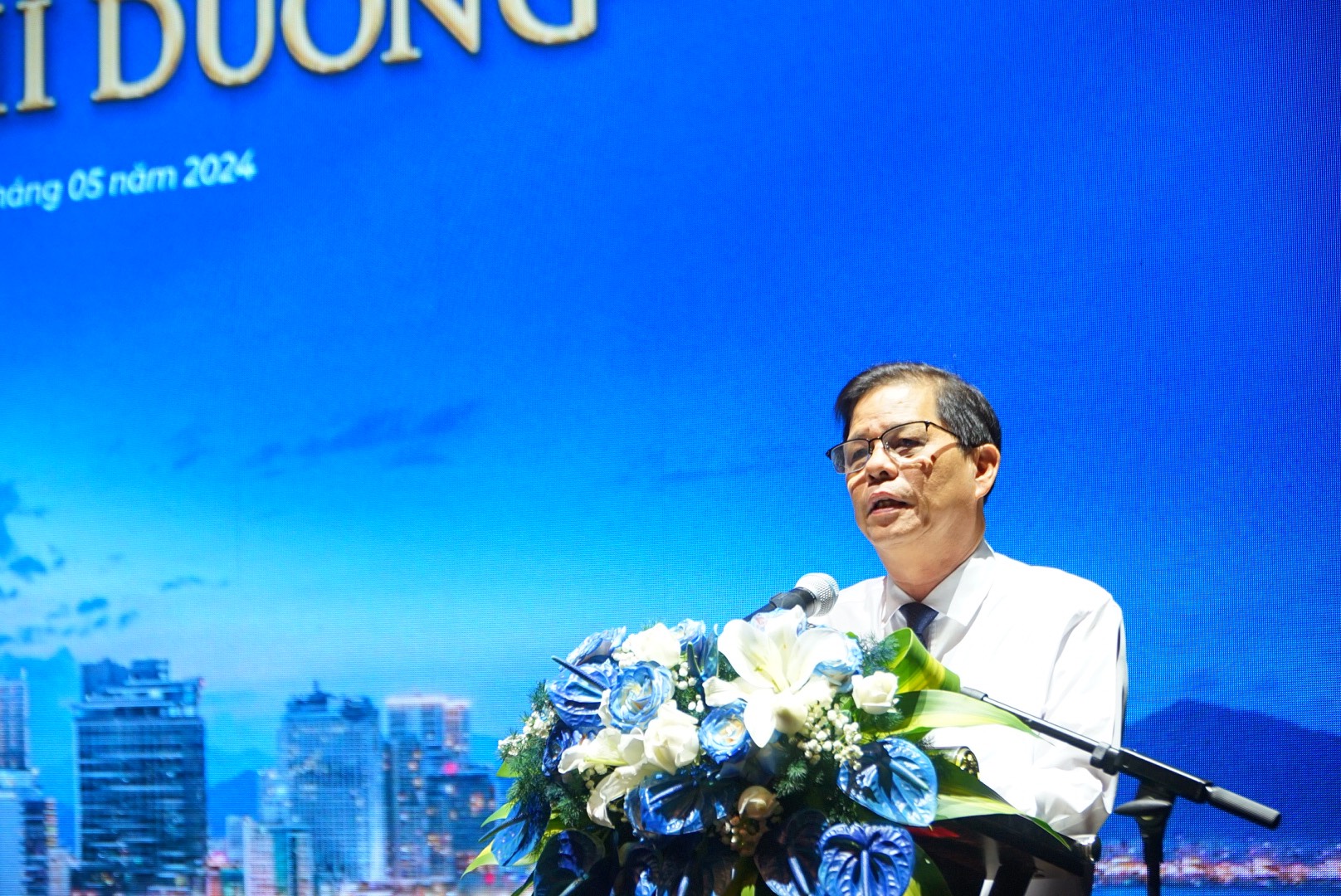 Bất động sản Khánh Hòa đã qua giai đoạn khó khăn nhất- Ảnh 1. Chủ tịch UBND tỉnh Khánh Hòa Nguyễn Tấn Tuân phát biểu tại diễn đàn