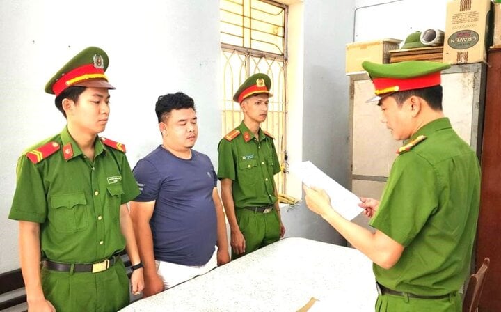Công an quận Thanh Khê tống đạt lệnh tạm giam Trần Ngọc Sơn. (Ảnh: Công an cung cấp)