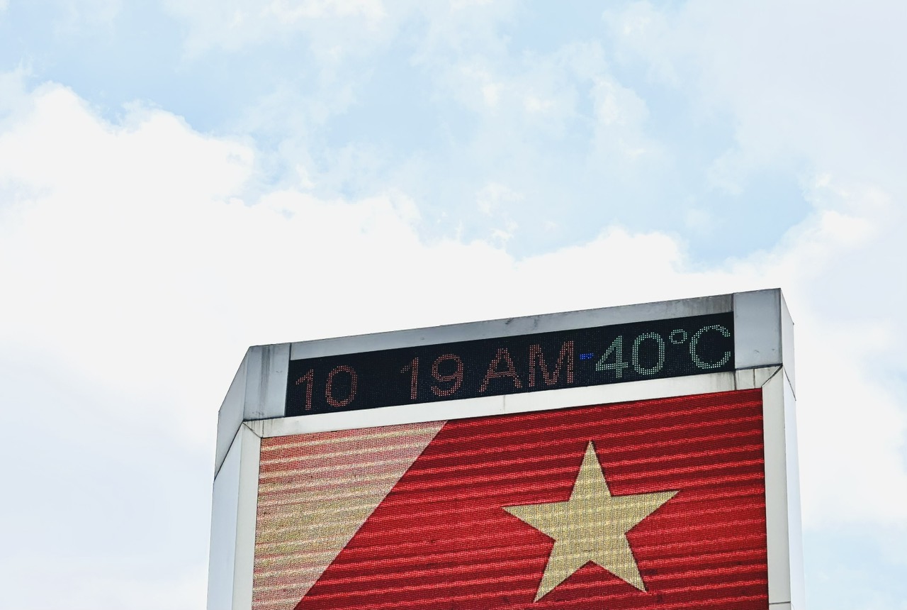 Bất ngờ nắng nóng quay trở lại Nam bộ, ngoài trời lên đến 40 độ C- Ảnh 1. Bất ngờ nắng nóng quay trở lại Nam bộ, ngoài trời lên đến 40 độ C- Ảnh 1.