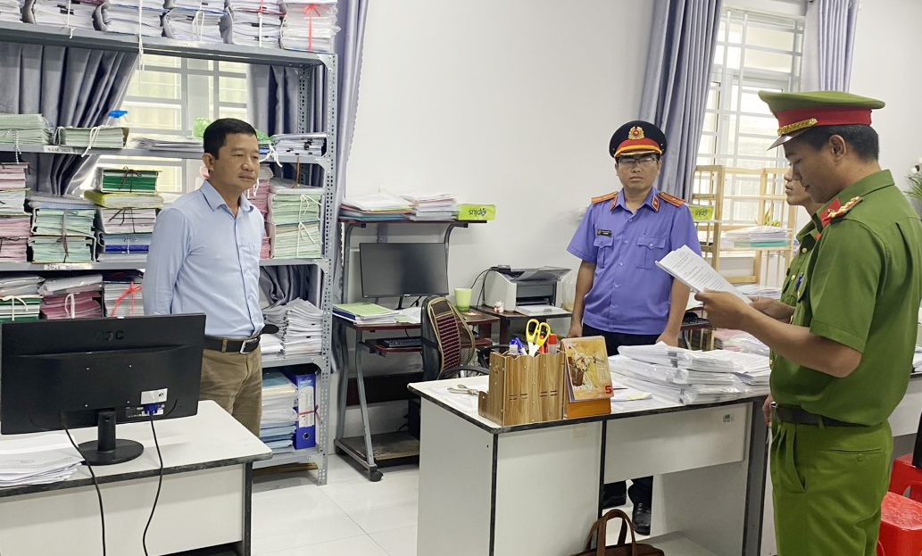Bắt nguyên Phó giám đốc Chi nhánh Văn phòng Đăng ký đất đai TP.Bạc Liêu- Ảnh 1. Bắt nguyên Phó giám đốc Chi nhánh Văn phòng Đăng ký đất đai TP.Bạc Liêu- Ảnh 1.