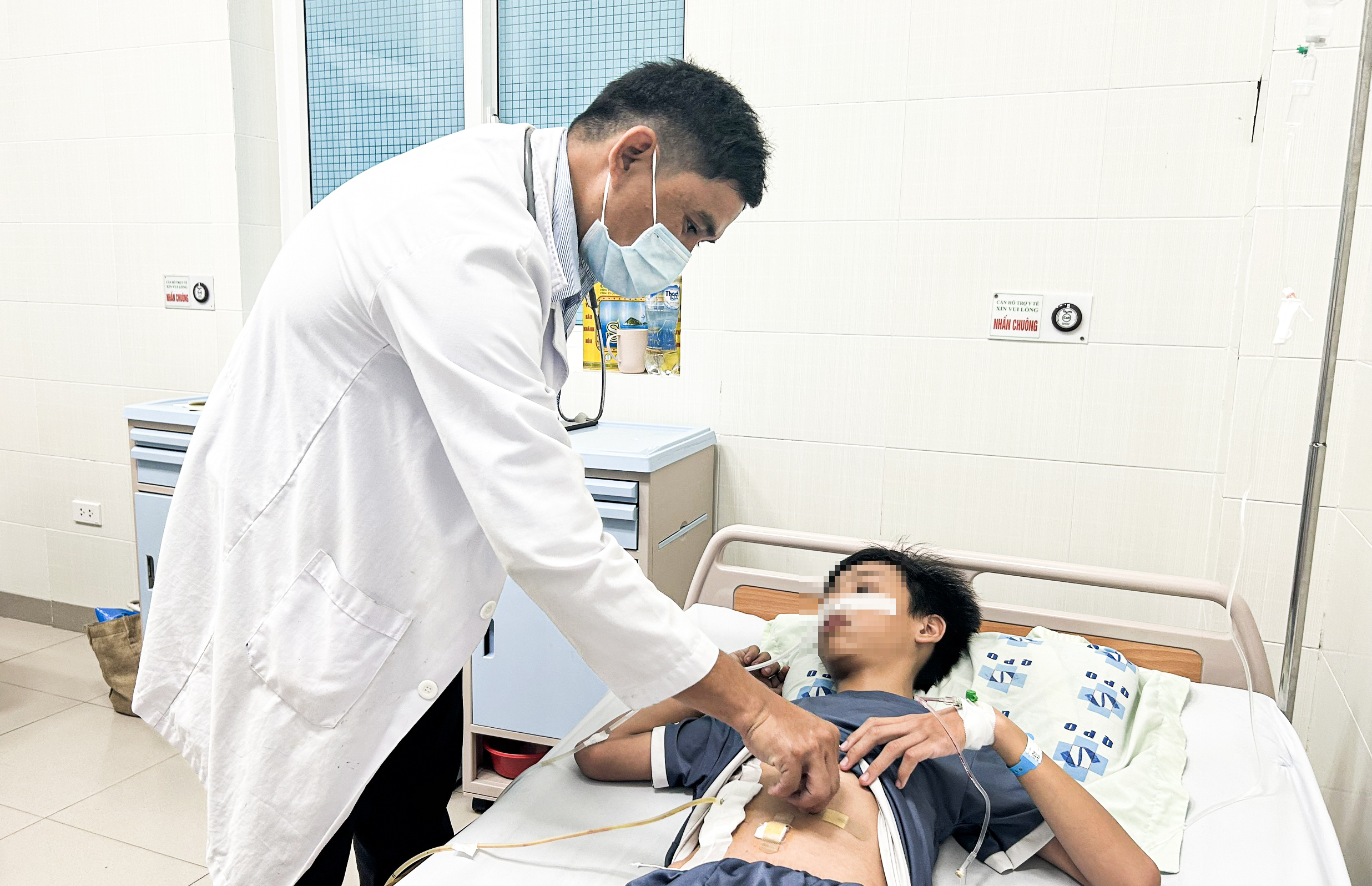 Quảng Ngãi: Bé trai 12 tuổi bị thủng dạ dày 0,5 cm- Ảnh 1. Quảng Ngãi: Bé trai 12 tuổi bị thủng dạ dày 0,5 cm- Ảnh 1.