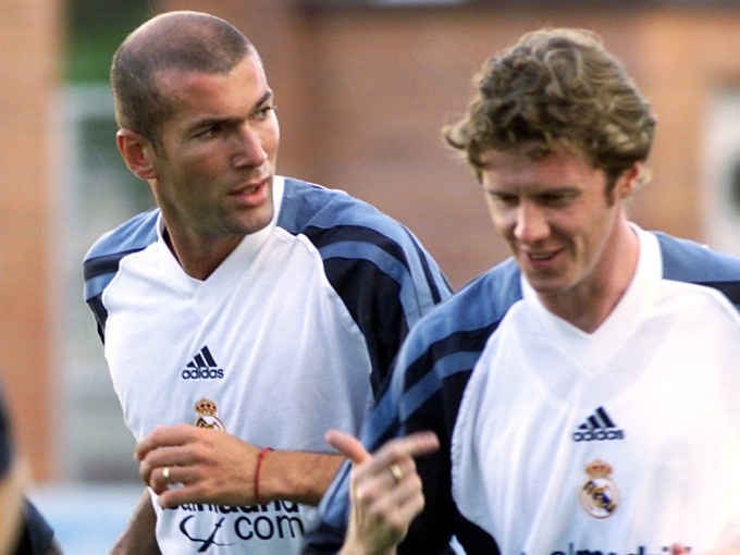 McManaman (phải) thời còn làm đồng đội với Zidane ở Real Madrid giai đoạn 2001-2003. Ảnh: Reuters