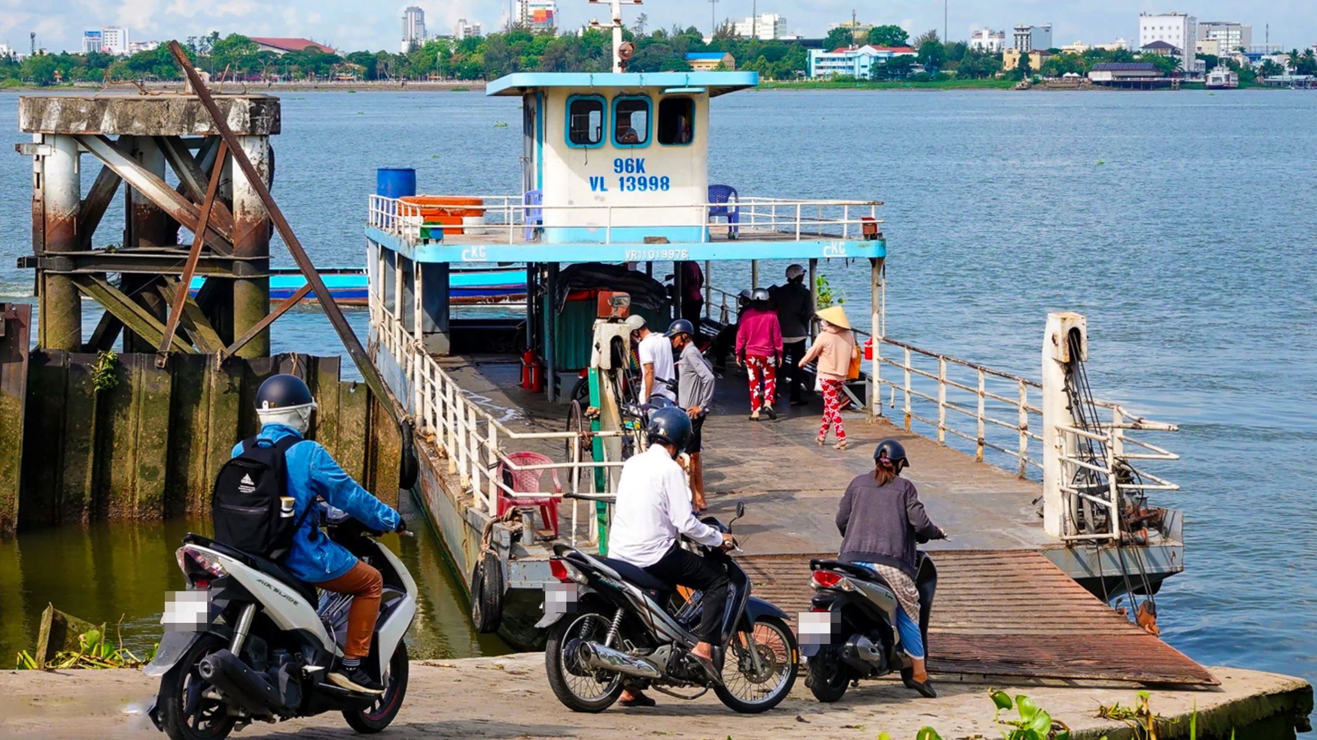 Bến đò ngang qua sông Hậu hoạt động trở lại- Ảnh 1.