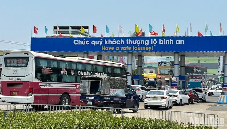 Bến xe, ga tàu chật kín hành khách rời Đà Nẵng ngày đầu nghỉ lễ ảnh 1