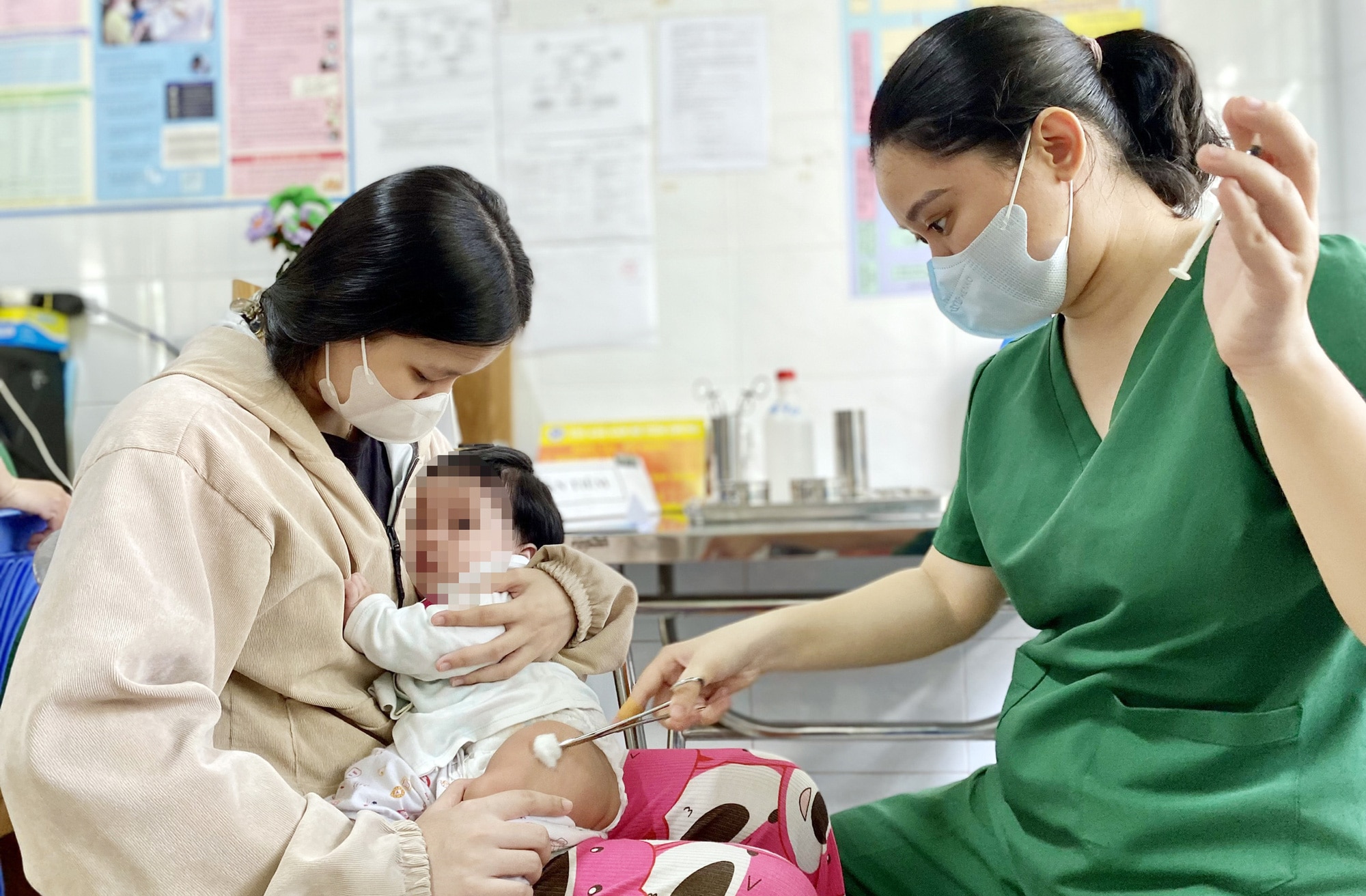 Trẻ được tiêm vắc xin trong chương trình tiêm chủng mở rộng tại Trạm y tế xã Phú Xuân, huyện Nhà Bè (TP.HCM)  - Ảnh: XUÂN MAI