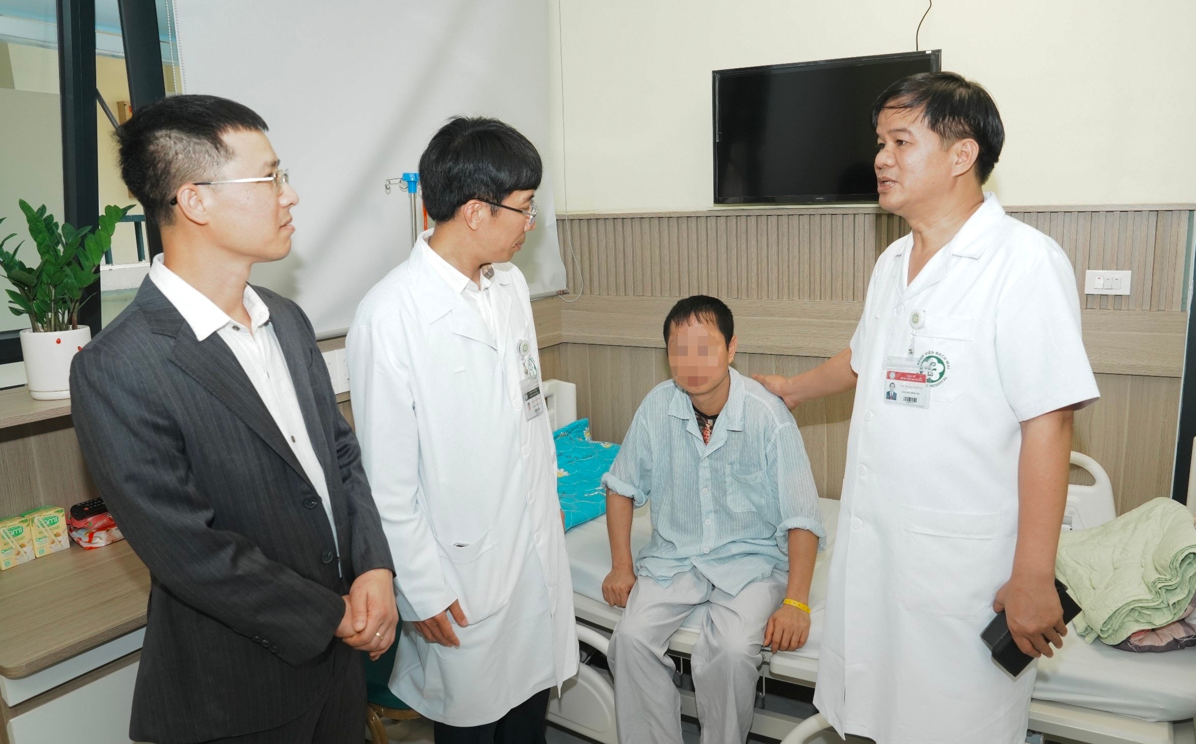 PGS Đào Xuân Cơ (bìa phải) thăm BN tại Trung tâm Đột quỵ và thông tin về việc mở rộng quy mô cấp cứu đột quỵ